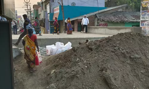 சிறு பாலம் கட்டும் பணி எப்போது முடியும்? சிறு பாலம் கட்டும் பணி எப்போது முடியும்?