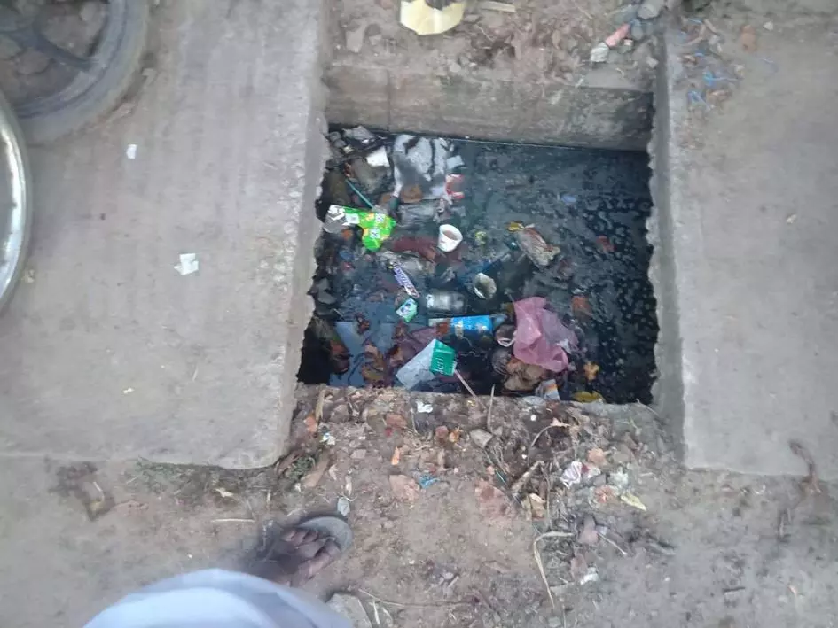 சாக்கடை கால்வாயில் அடைப்பு சாக்கடை கால்வாயில் அடைப்பு