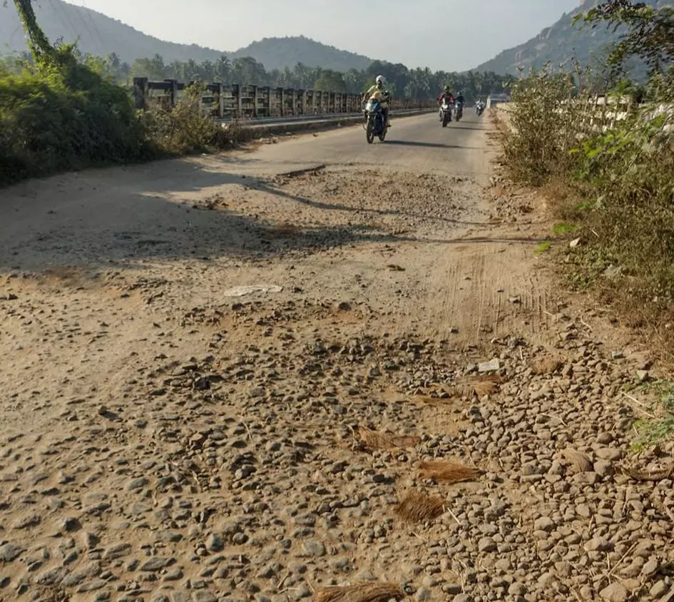 சேதம் அடைந்த சாலை