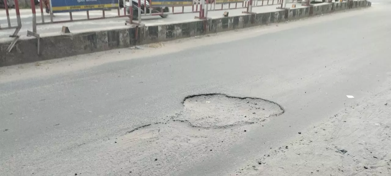 சாலையில் ஆபத்தான பள்ளம்