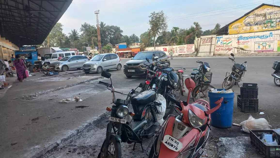 வாகனநிறுத்துமிடமாக மாறிவரும் பஸ் நிலையம் வாகனநிறுத்துமிடமாக மாறிவரும் பஸ் நிலையம்