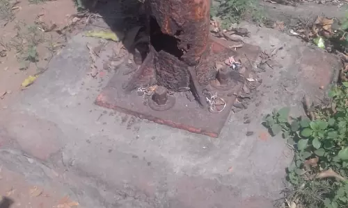 ஆபத்தான நிலையில் இரும்பு கம்பம்