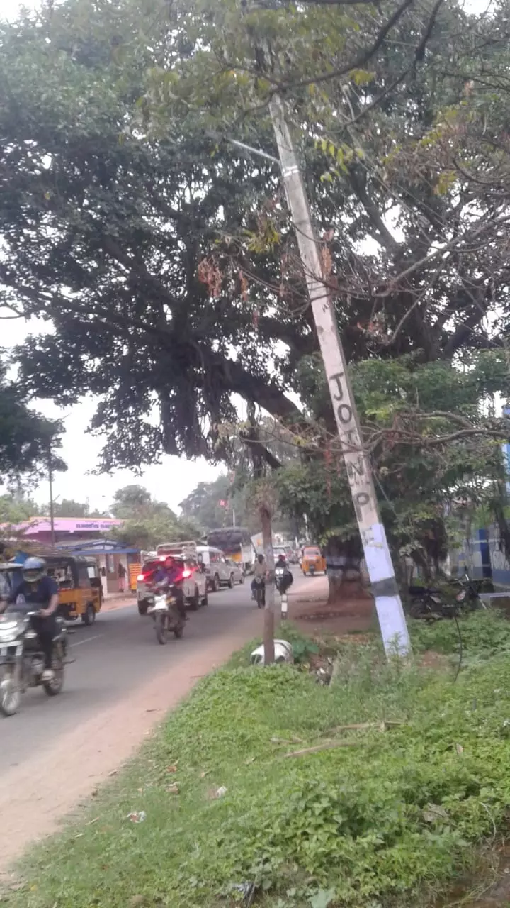 சாய்ந்த மின்கம்பம் சாய்ந்த மின்கம்பம்