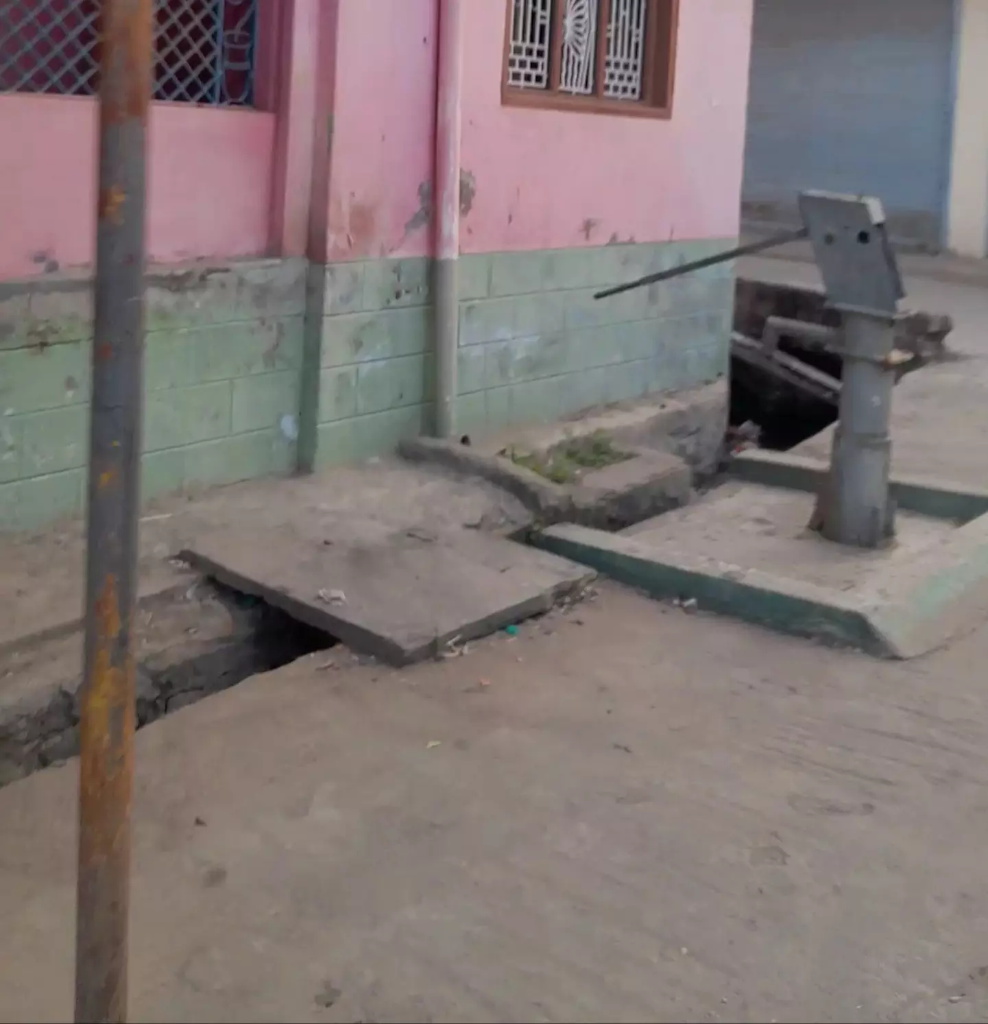 பயன்படுத்தப்படாத அடிபம்பு பயன்படுத்தப்படாத அடிபம்பு