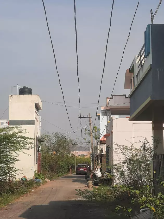 தாழ்வாக செல்லும் மின்கம்பிகள் தாழ்வாக செல்லும் மின்கம்பிகள்