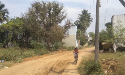 மண் சாலையால் விபத்து அபாயம்