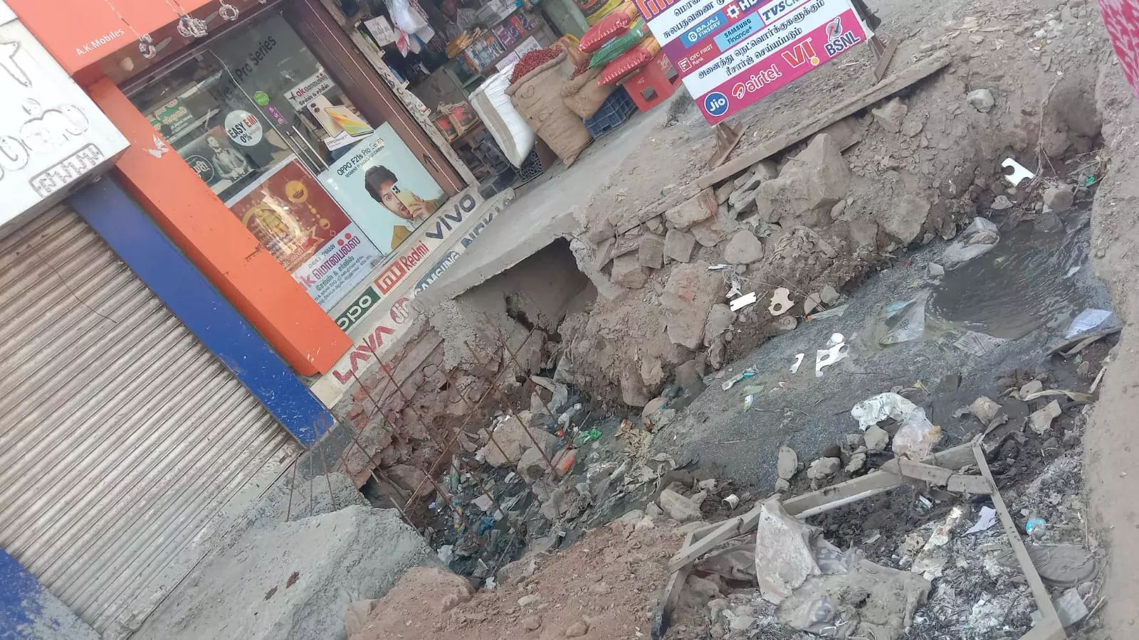 குடிநீர் குழாய் உடைப்பு குடிநீர் குழாய் உடைப்பு