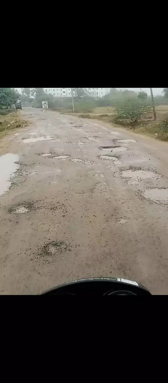 குண்டும், குழியுமான சாலை குண்டும், குழியுமான சாலை