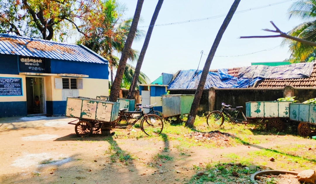 கேட்பாரற்று கிடக்கும் குப்பை வண்டிகள் கேட்பாரற்று கிடக்கும் குப்பை வண்டிகள்