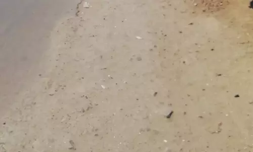 குண்டும், குழியுமான ரோடு குண்டும், குழியுமான ரோடு