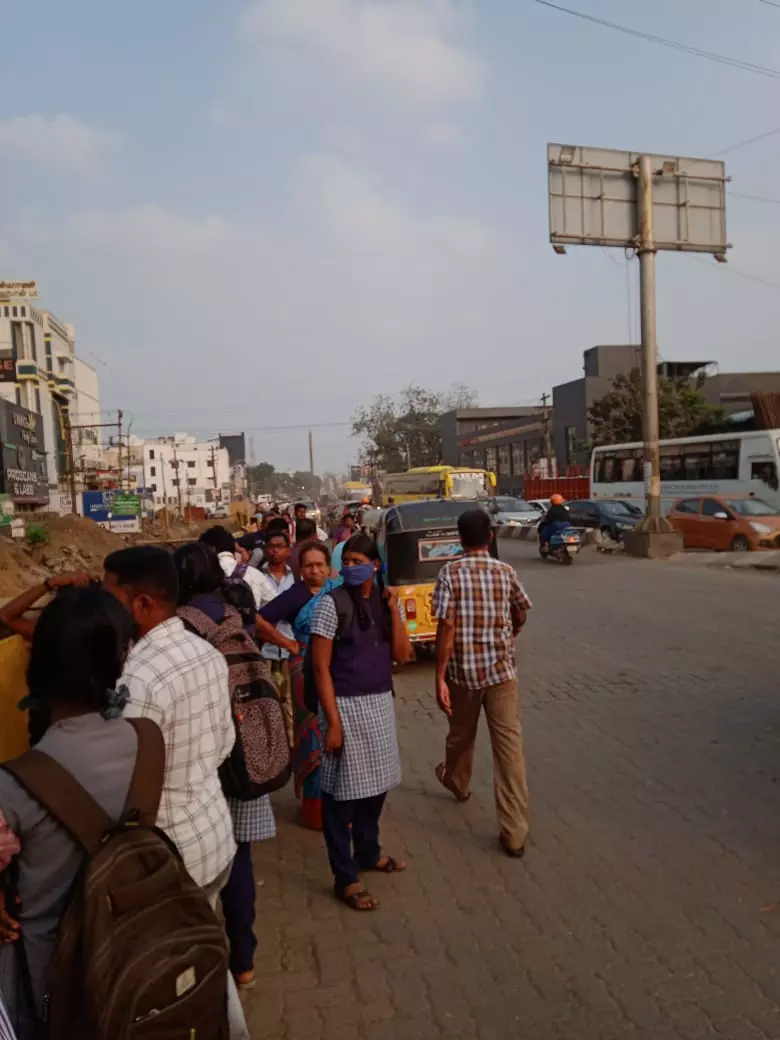 நிழற்குடை வேண்டும் நிழற்குடை வேண்டும்