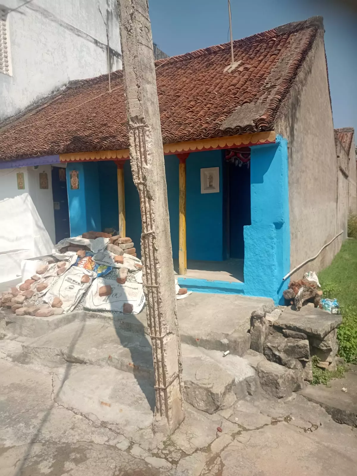 சேதமடைந்த மின் கம்பம்