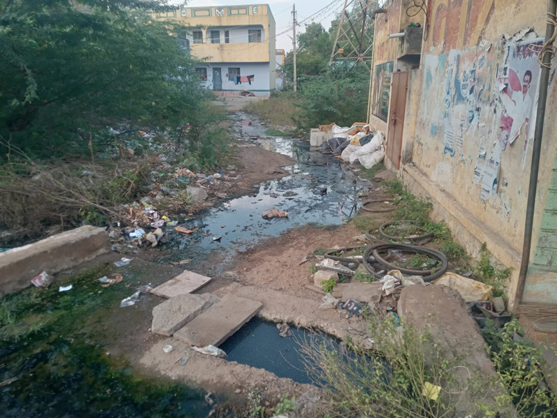 வாறுகால் அடைப்பால் சுகாதாரக்கேடு வாறுகால் அடைப்பால் சுகாதாரக்கேடு