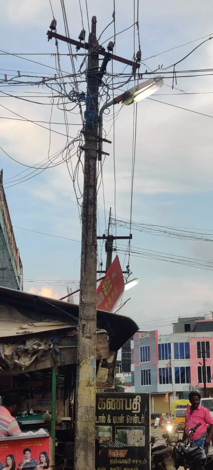 ஆபத்தான மின் கம்பம்