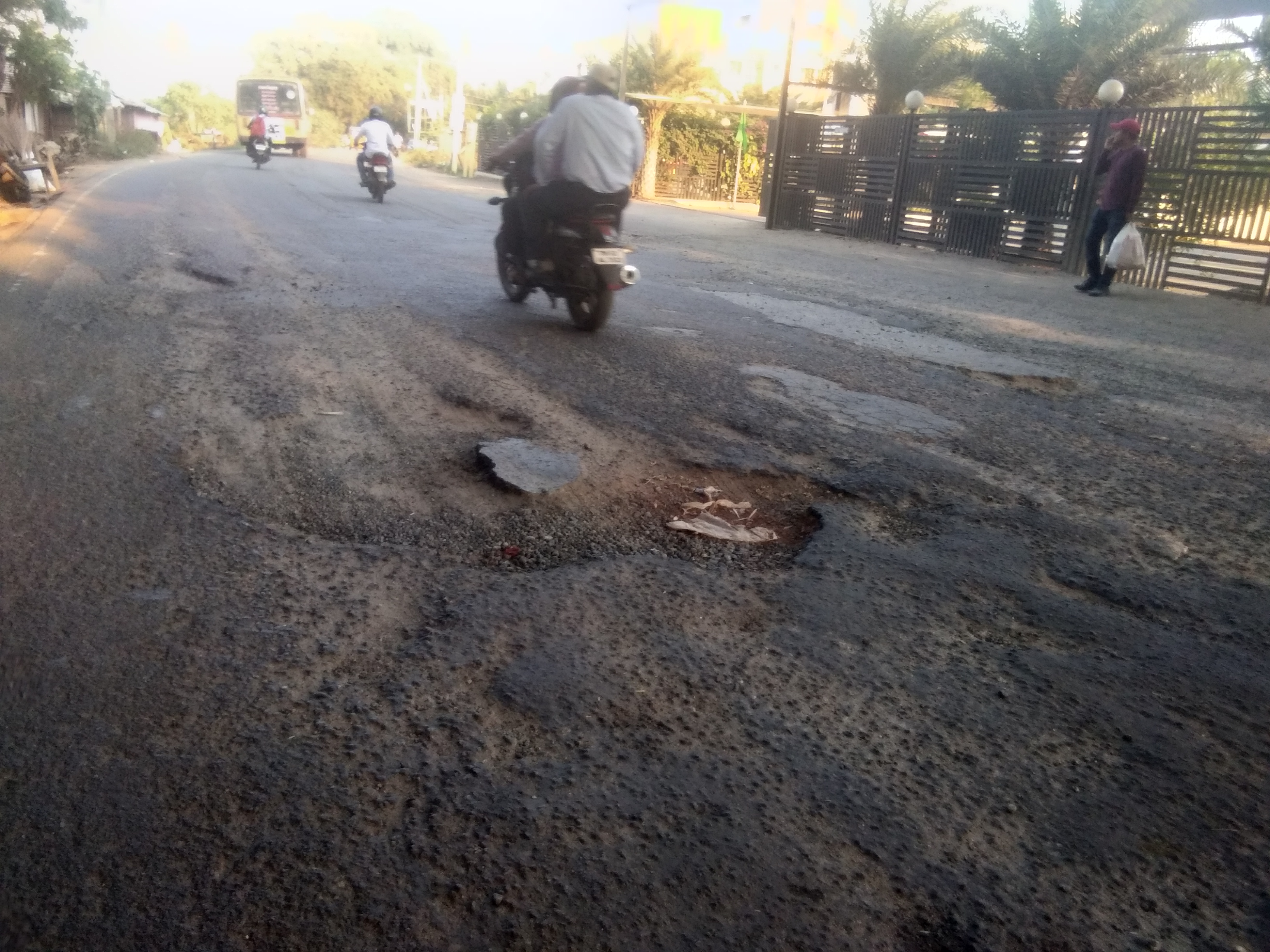 குண்டும், குழியுமான சாலை