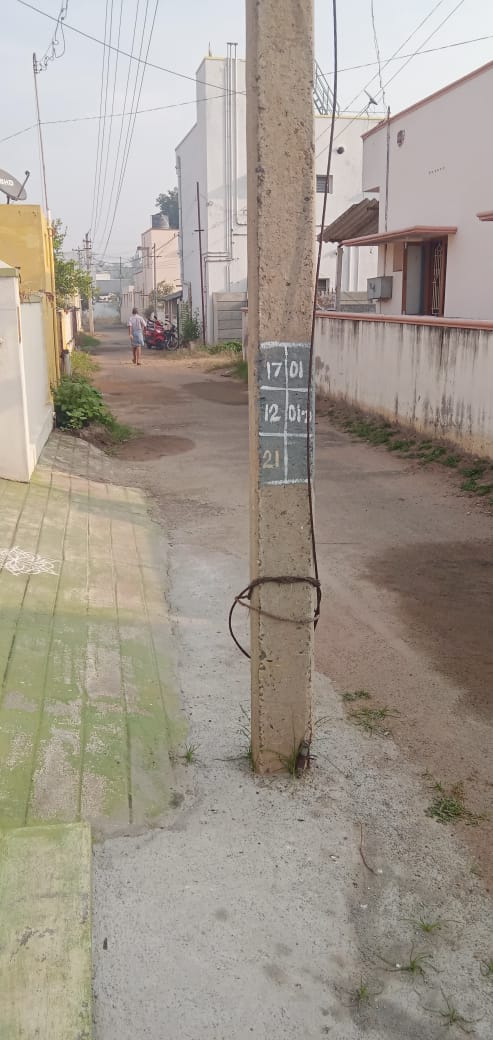 போக்குவரத்திற்கு இடையூறான மின்கம்பம் போக்குவரத்திற்கு இடையூறான மின்கம்பம்