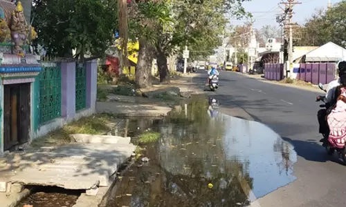 சாலையோரம் தேங்கும் கழிவுநீர்