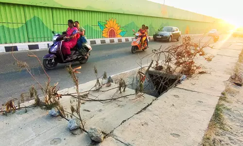 உடைந்து விழுந்த சிமெண்டு சிலாப் உடைந்து விழுந்த சிமெண்டு சிலாப்