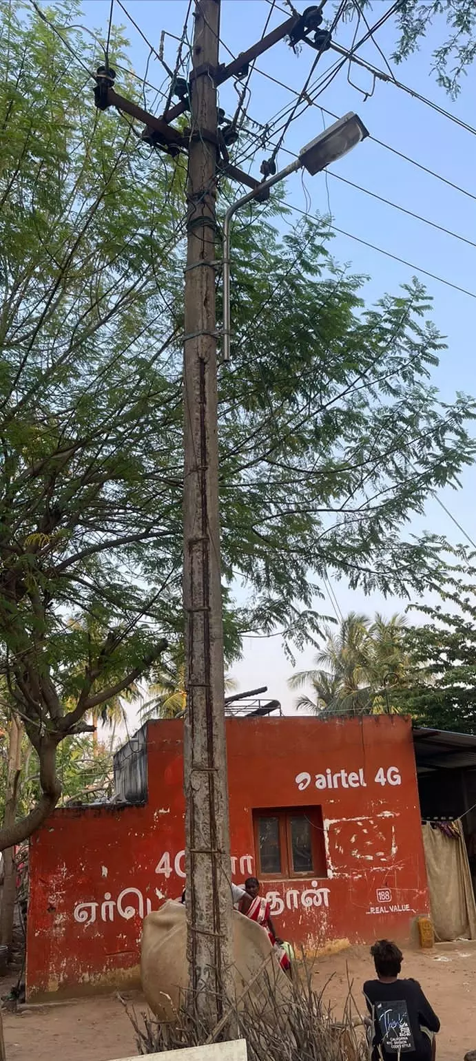 சிதிலமடைந்த மின்கம்பம்