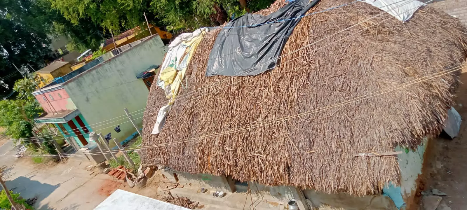 தாழ்வாக செல்லும் மின் கம்பிகள்