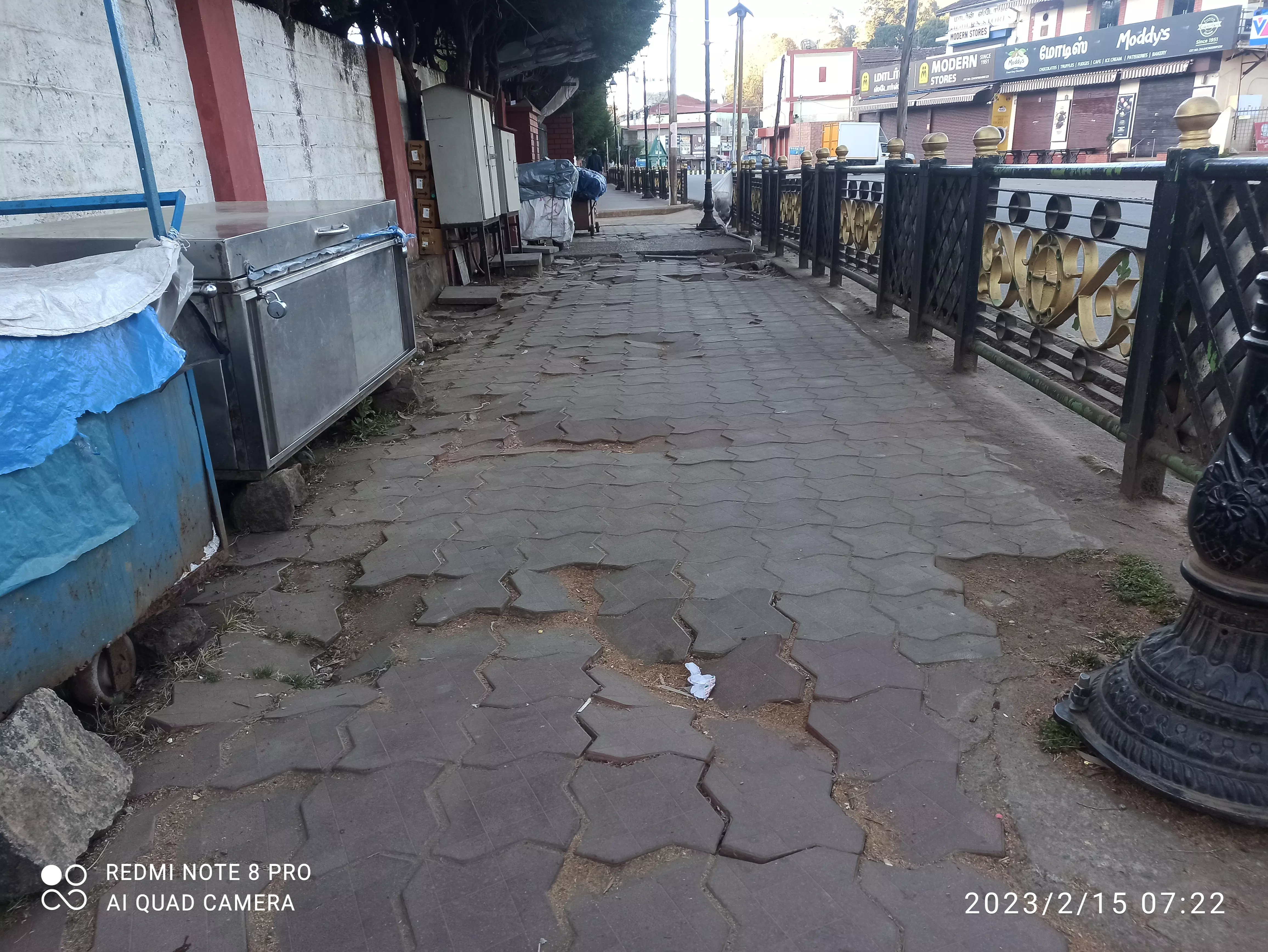 நடைபாதைகள் சேதம் நடைபாதைகள் சேதம்