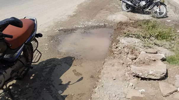 குடிநீர் குழாய் உடைப்பு குடிநீர் குழாய் உடைப்பு