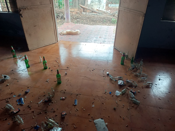 மதுபானகூடமாக மாறிய பல்நோக்கு மையம்