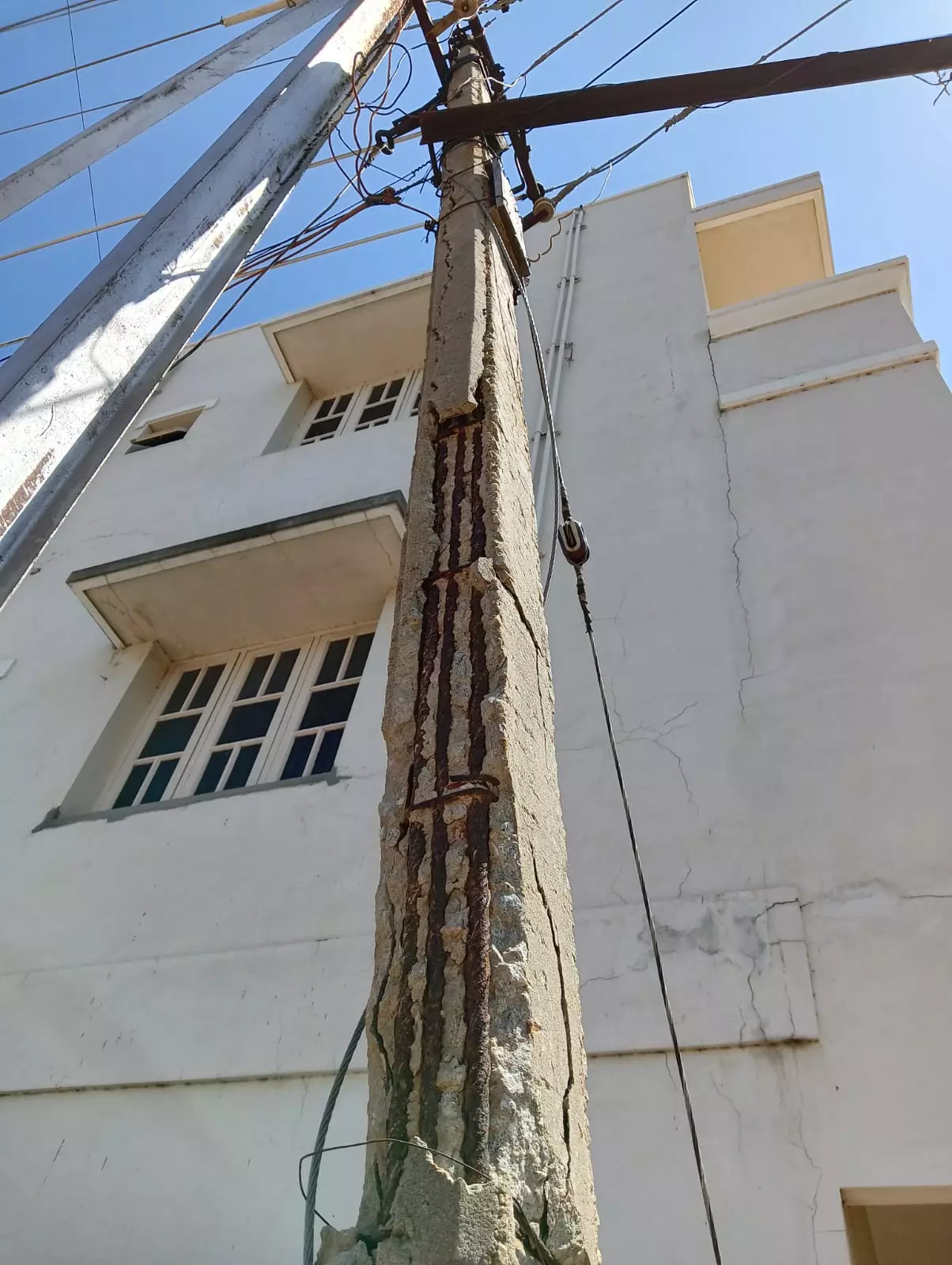 எலும்பு கூடான மின்கம்பம் எலும்பு கூடான மின்கம்பம்