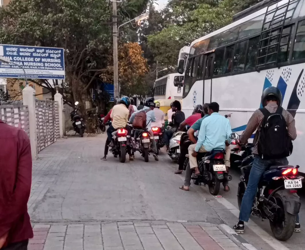 நடைபாதையில் செல்லும் வாகன ஓட்டிகள்