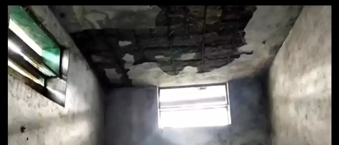 இடிந்து விழும் நிலையில் ரேஷன் கடை கட்டிடம்