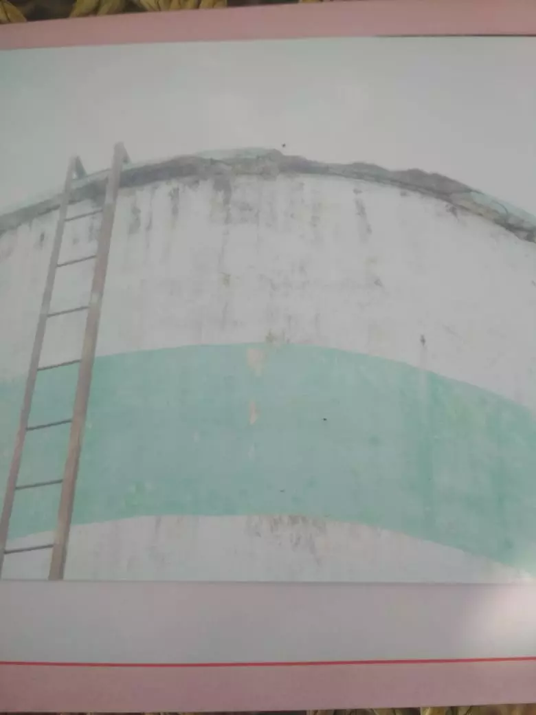 சேதமடைந்த குடிநீர்தொட்டி