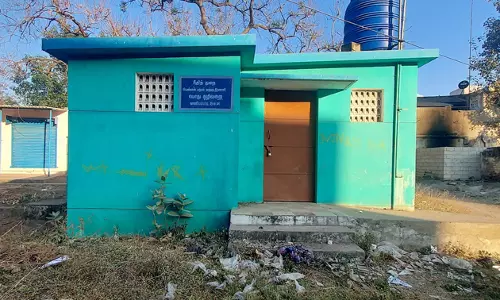 மூடி கிடக்கும் சுகாதார வளாகம் மூடி கிடக்கும் சுகாதார வளாகம்