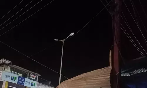 எரியாத தெருவிளக்குகள் எரியாத தெருவிளக்குகள்