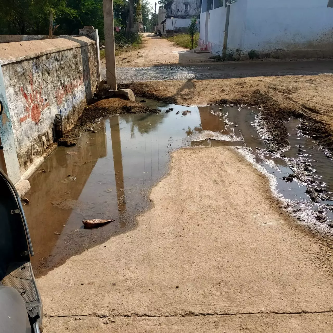 தெருவில் தேங்கும் கழிவுநீர்