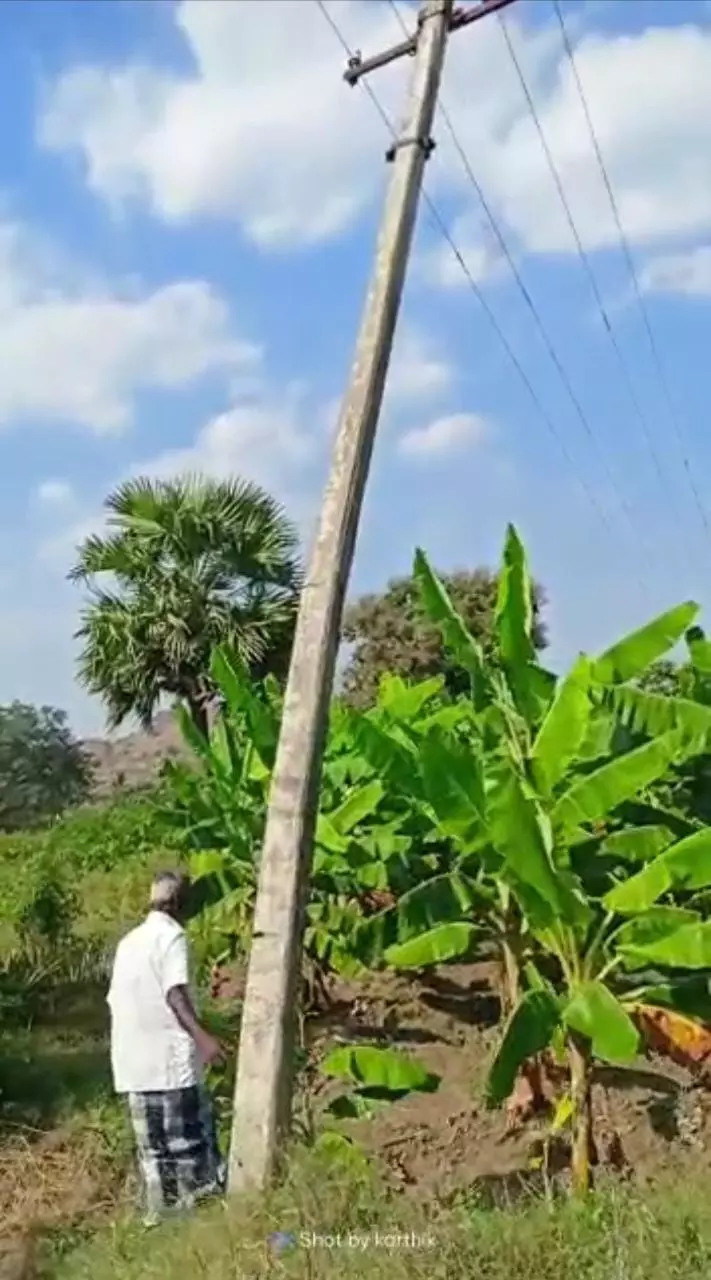 சாய்ந்த மின்கம்பம்