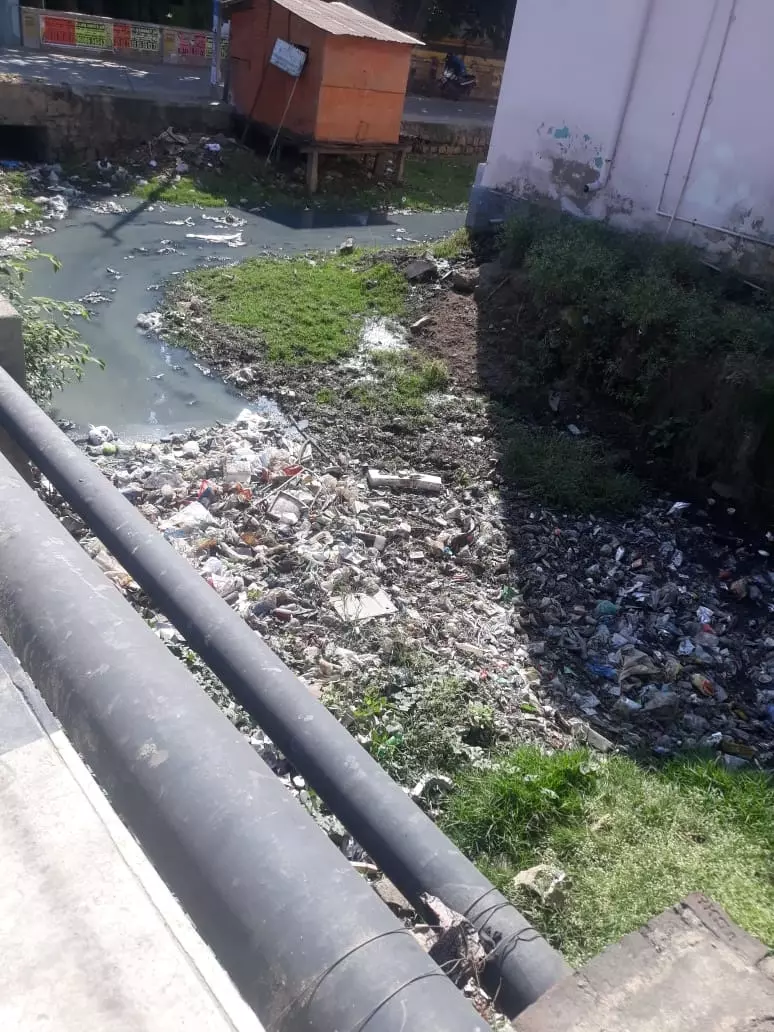 ஓடையில் தேங்கிய குப்பைகள்