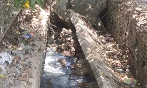 நடைபாதை சீரமைக்கப்படுமா? நடைபாதை சீரமைக்கப்படுமா?