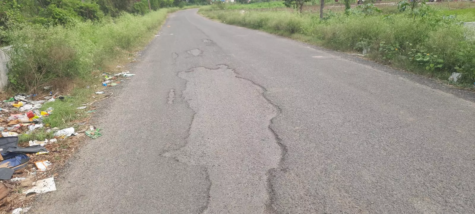 சேதமடைந்த சாலையால் அவதி