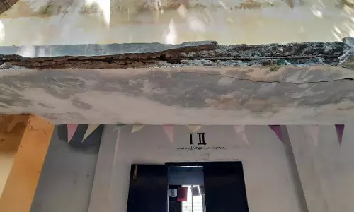 சேதமடைந்த பள்ளி கட்டிடம்