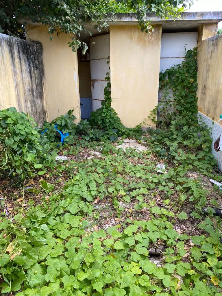 பாழடைந்து கிடக்கும் கழிப்பறை