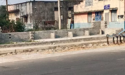 கிடப்பில் போடப்பட்ட நிழற்குடை கட்டுமான பணி கிடப்பில் போடப்பட்ட நிழற்குடை கட்டுமான பணி