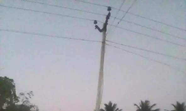 சாய்ந்த மின்கம்பம்