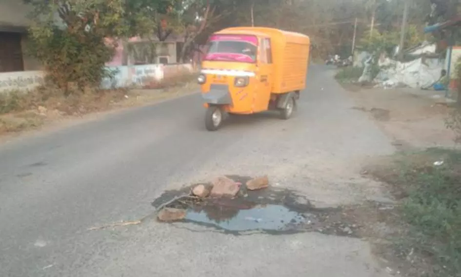 குண்டும், குழியுமான தார்சாலை குண்டும், குழியுமான தார்சாலை