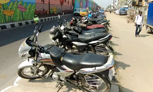 நடைபாதையை ஆக்கிரமிக்கும் வாகன ஓட்டிகள் நடைபாதையை ஆக்கிரமிக்கும் வாகன ஓட்டிகள்