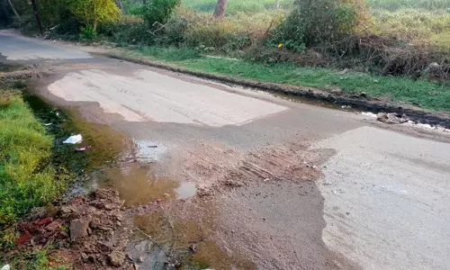 சாலையில் வழிந்தோடும் கழிவுநீர்