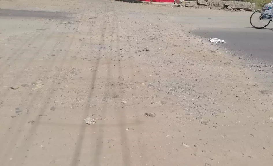 குண்டும், குழியுமான சாலை