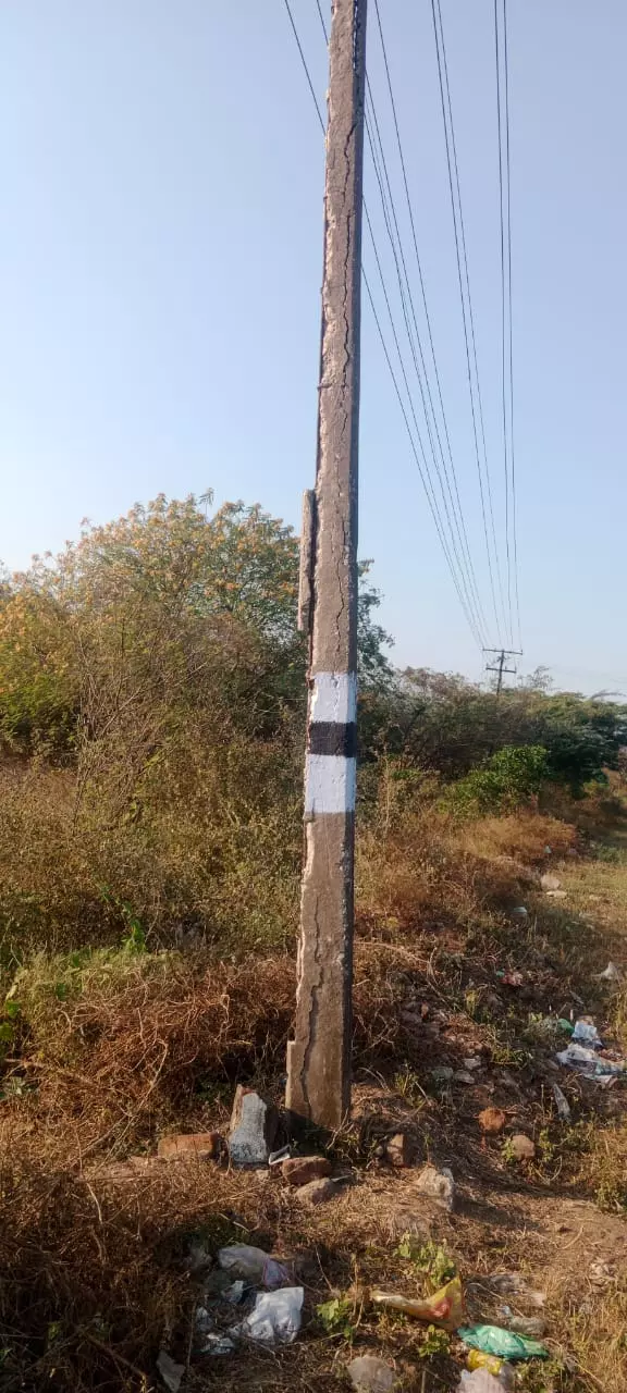 ஆபத்தான மின்கம்பம்