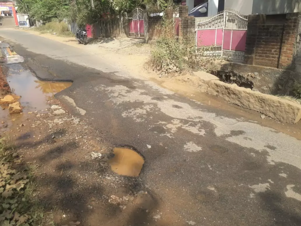 பள்ளத்தை சீரமைக்க வேண்டும்