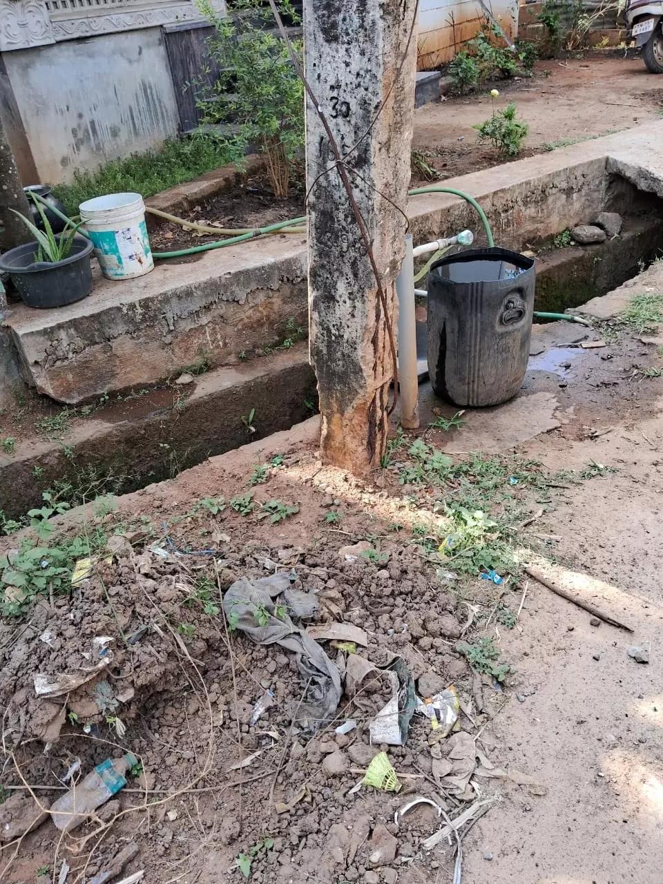 சேதமடைந்த மின்கம்பம்