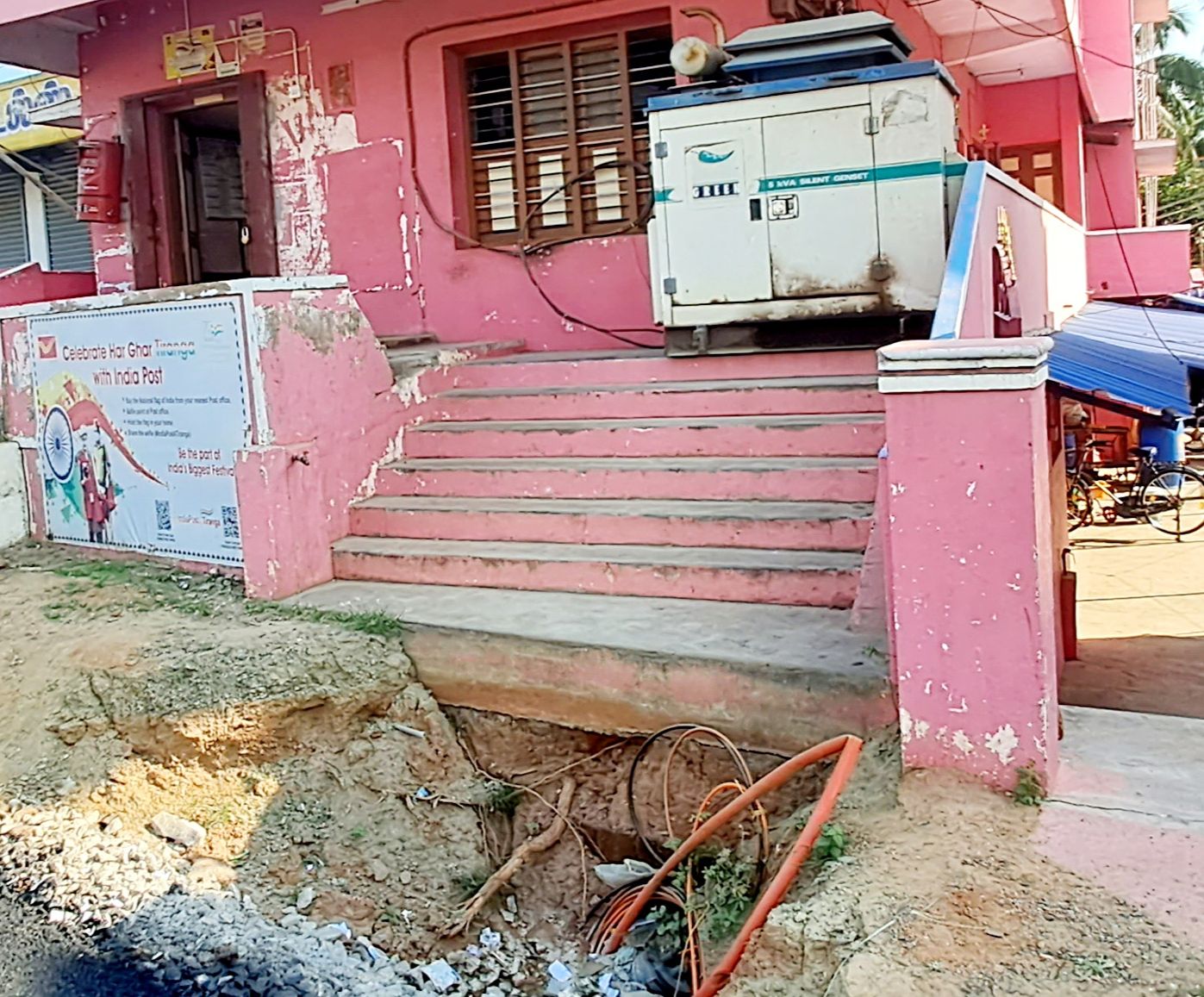 தபால் நிலைய வாசலில் ஆபத்தான பள்ளம்